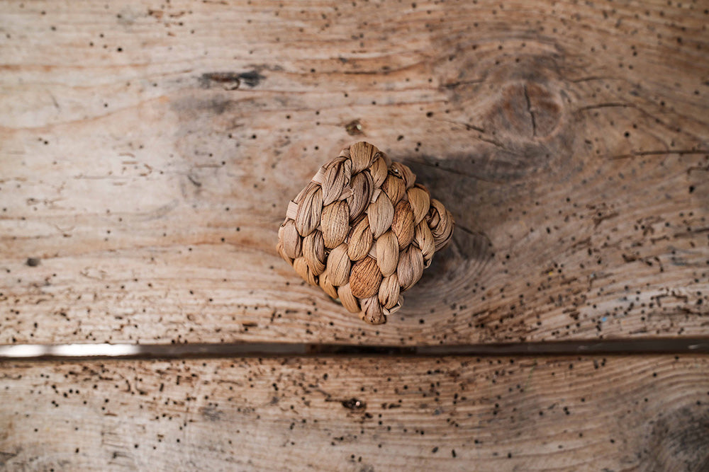 Serviettenring aus Rattan auf Holztisch