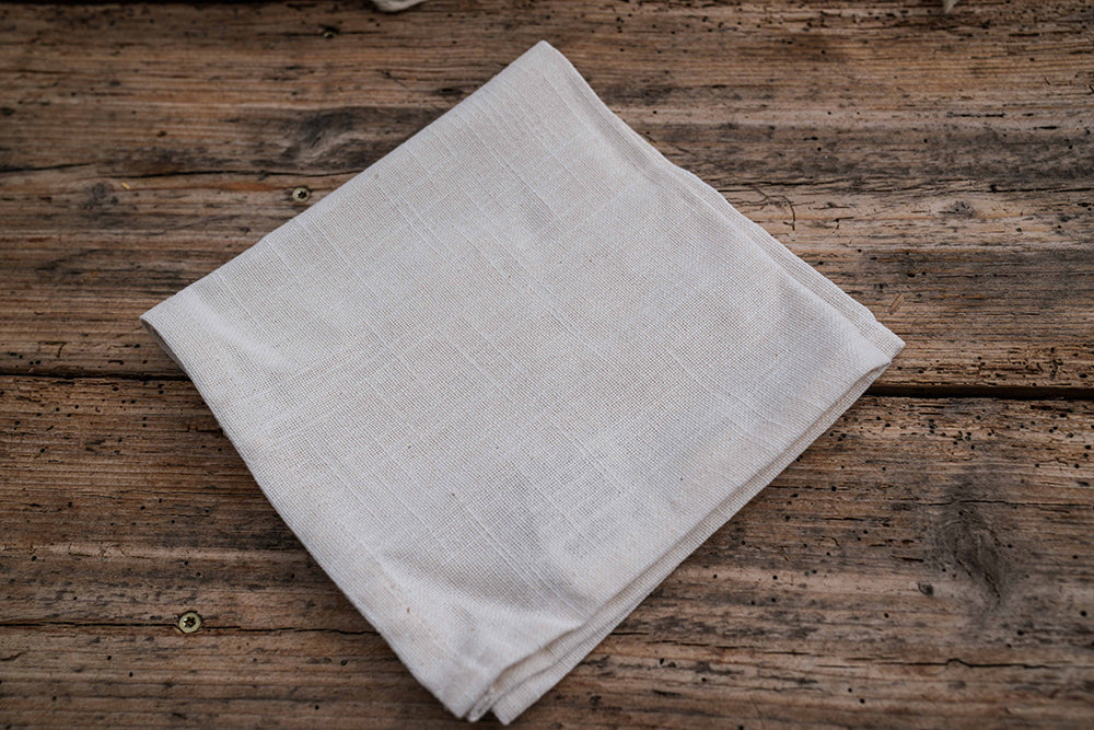 weiße Serviette auf Holztisch