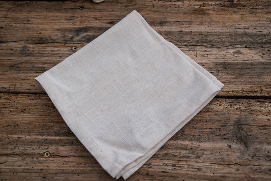 weiße Serviette auf Holztisch