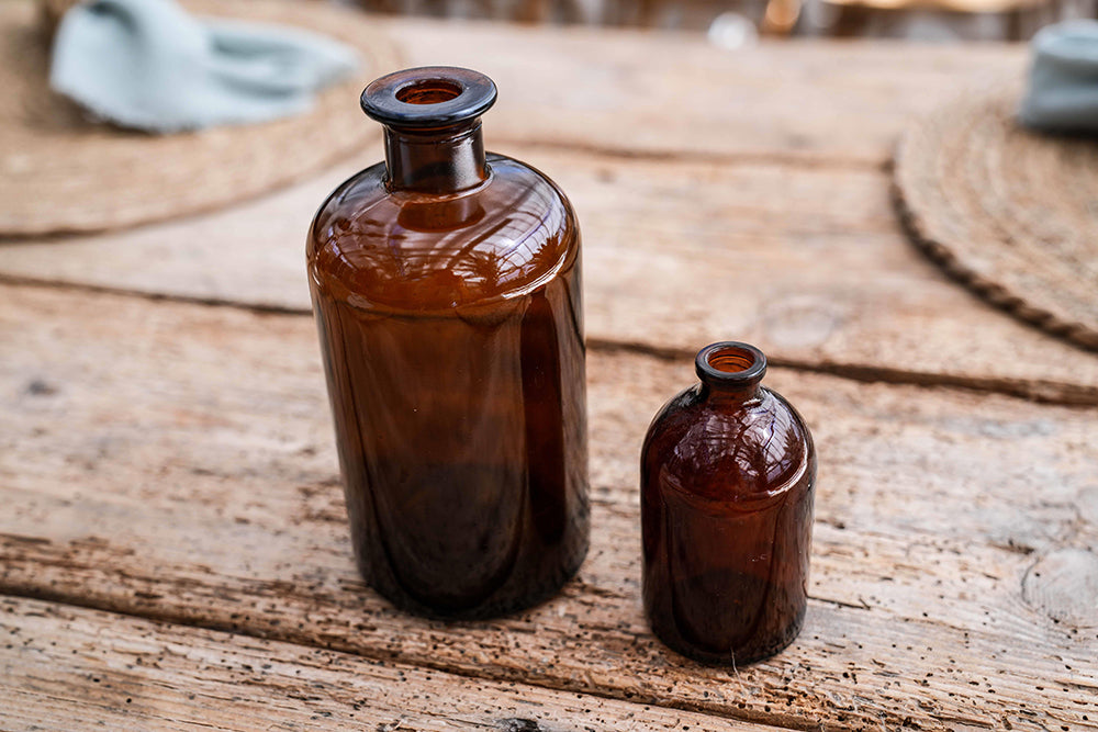 Apothekerglasvasen auf Holztisch