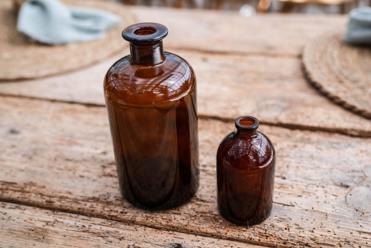 Apothekerglasvasen auf Holztisch