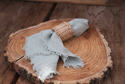 Serviette aus Musselin mit Serviettenring