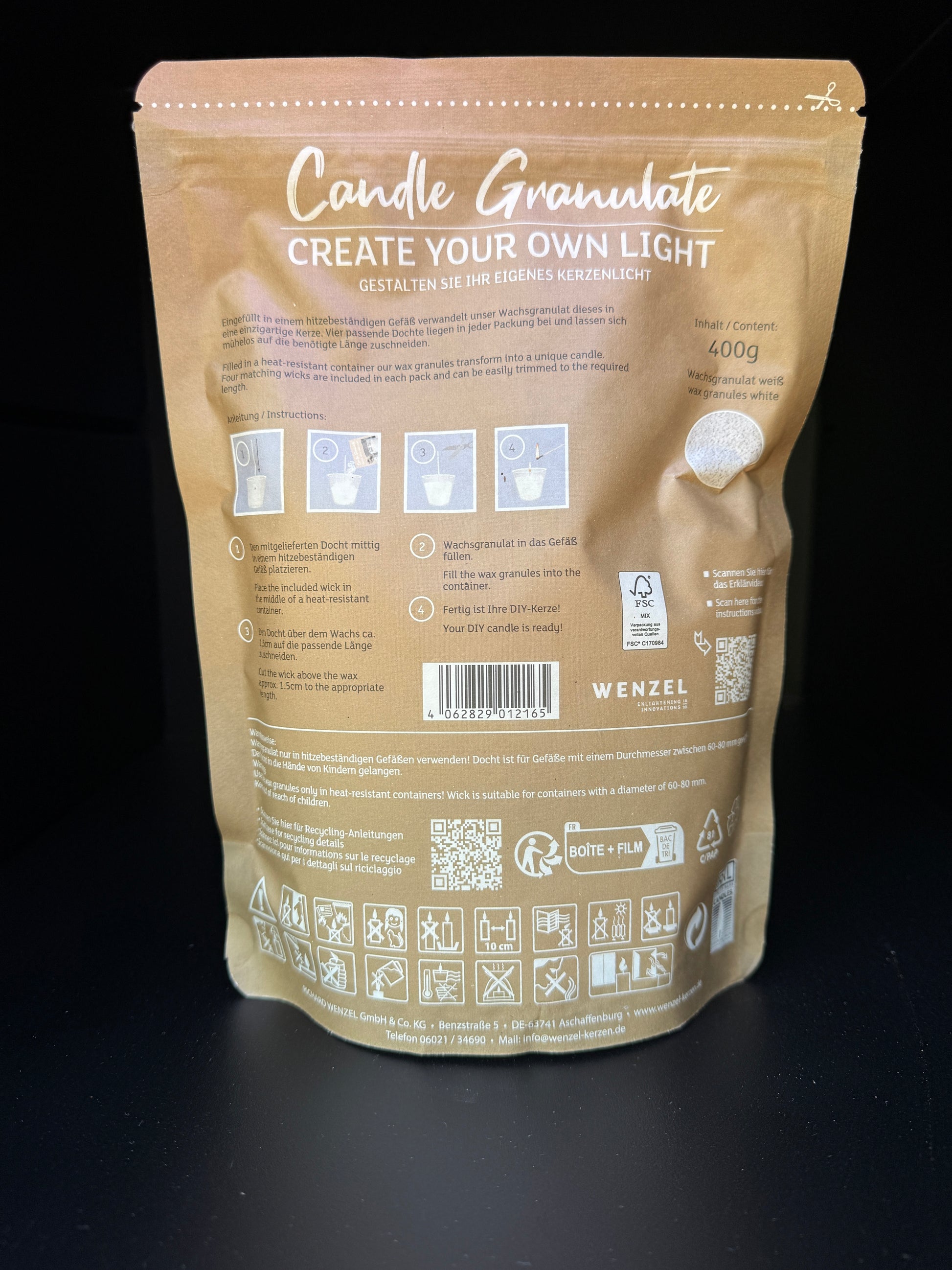 Kerzenwachsgranulat in beiger Verpackung