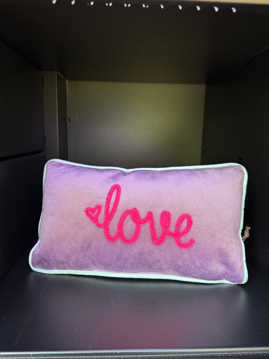 Kleines Dekokissen in lila mit hellblauer Bordüre und love Schriftzug in pink