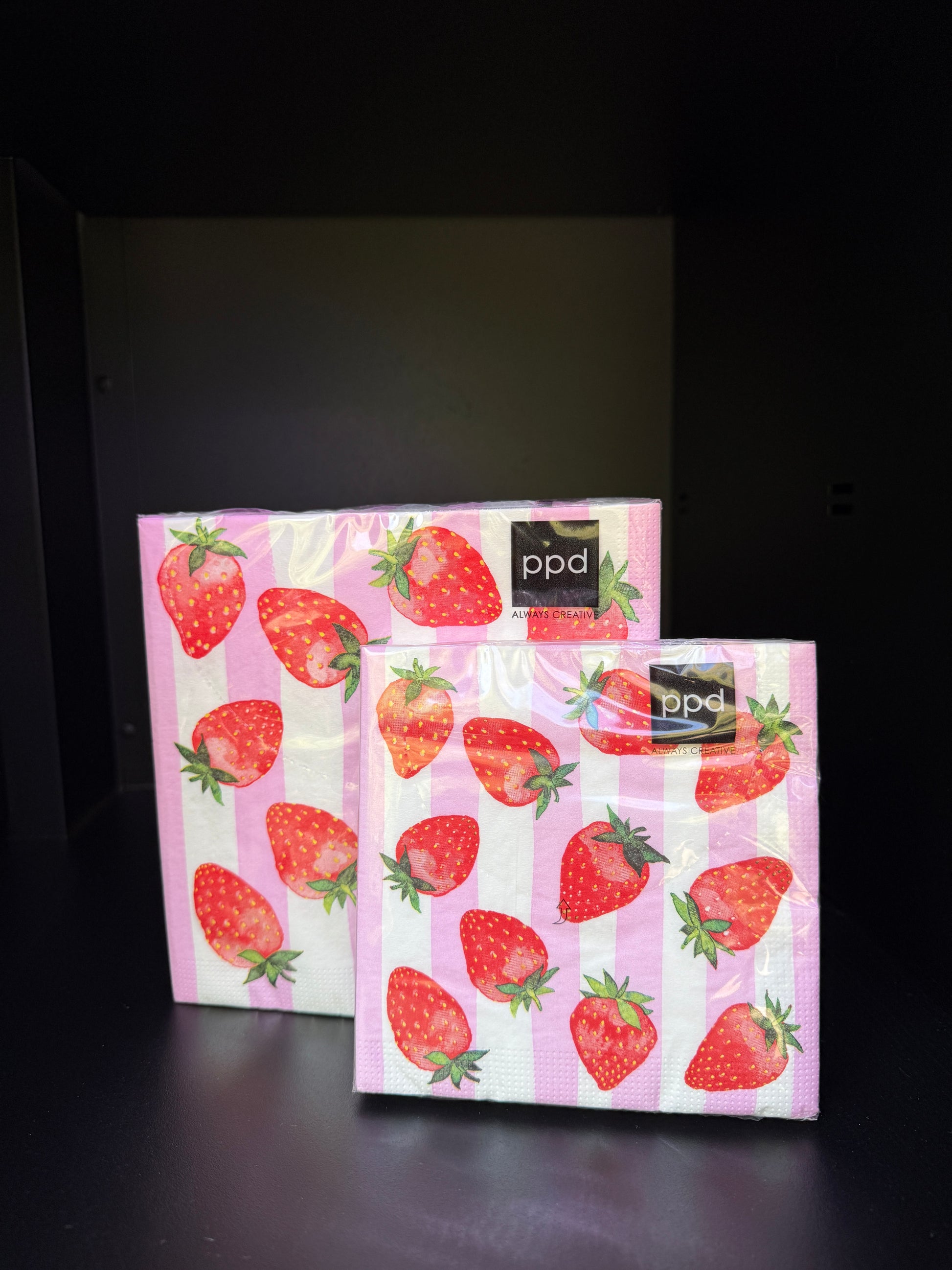 Servietten rosa weiß gestreift und Erdbeeren, große und kleine