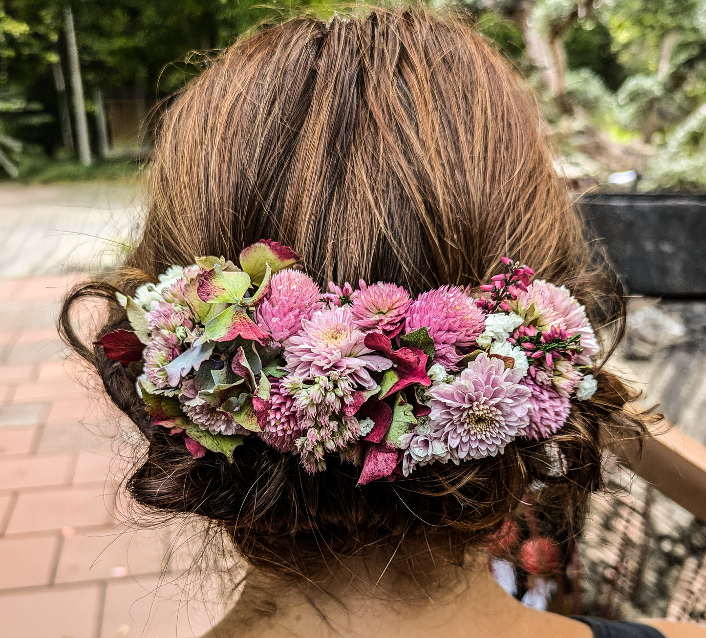 Frau trägt Blumenkranz für die Haare auf Spange