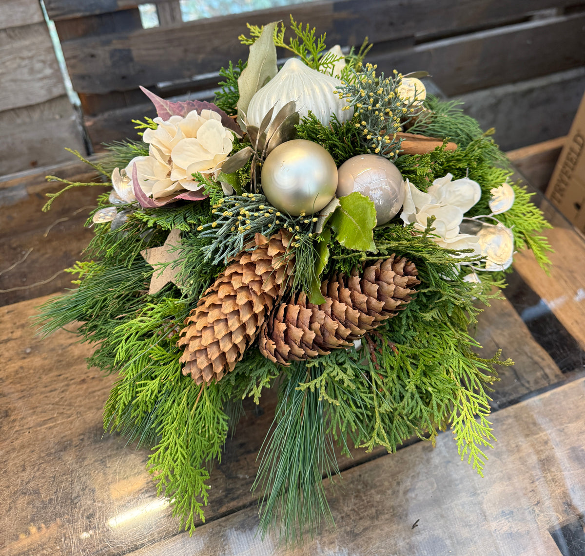 Winterstrauß mit Grün, Zapfen und Kugeln