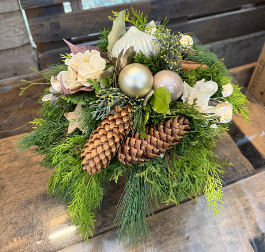 Winterstrauß mit Grün, Zapfen und Kugeln